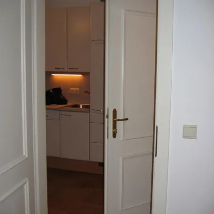 Komplett ruhig gelegene helle Wohnung mit 1 Schlafzimmer, teilmöbliert (Schrank und Sofa) Nähe Servitengasse ab 15. Dezember 2025 - Bild 3