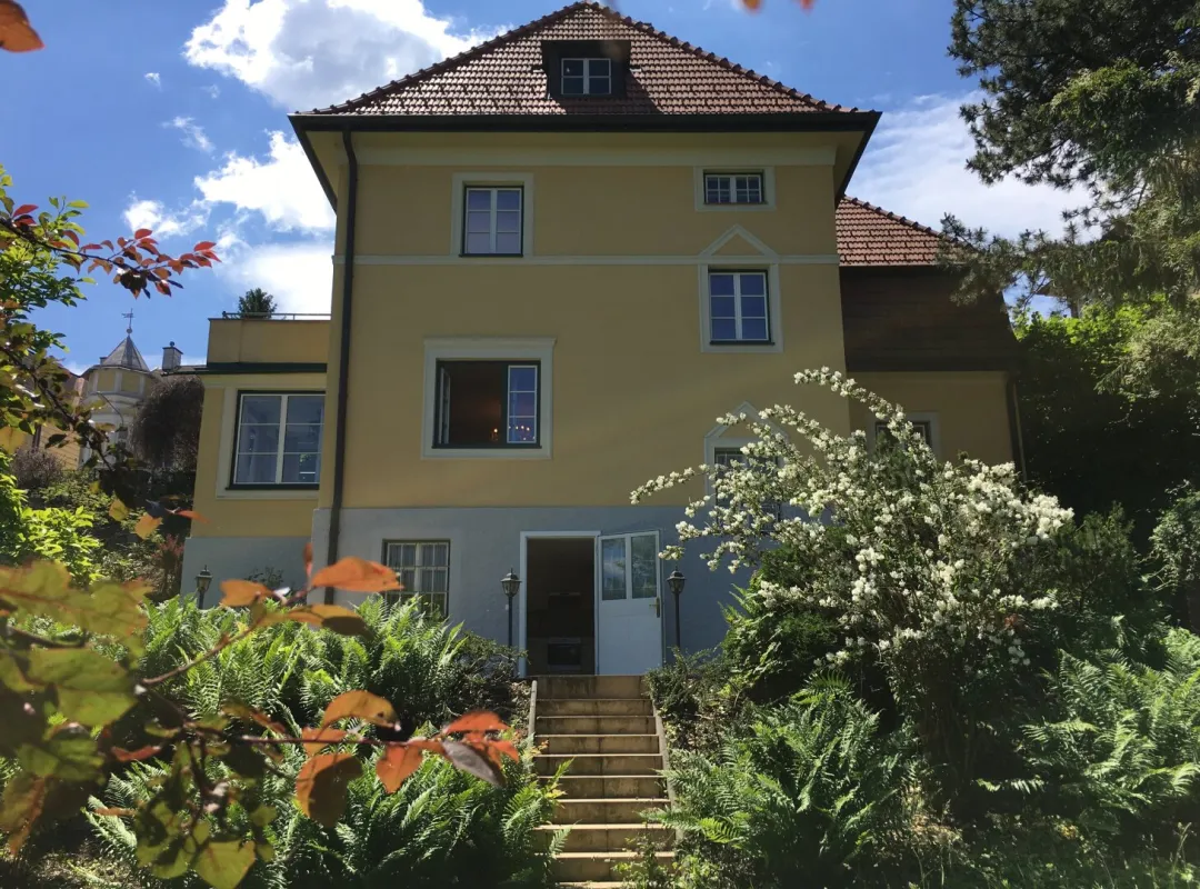 KLOSTERNEUBURG || Einfamilienhaus mit Einliegerwohnung || Fernblick - Bild 1