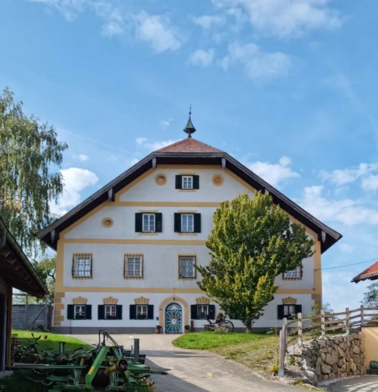 Einzigartiger denkmalgeschützter Pfarrhof - Bild 1