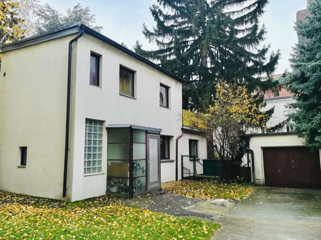 Einfamilienhaus im Innenhof – sanierungsbedürftiges Haus in ruhiger Lage des 21. Bezirks - Bild 1