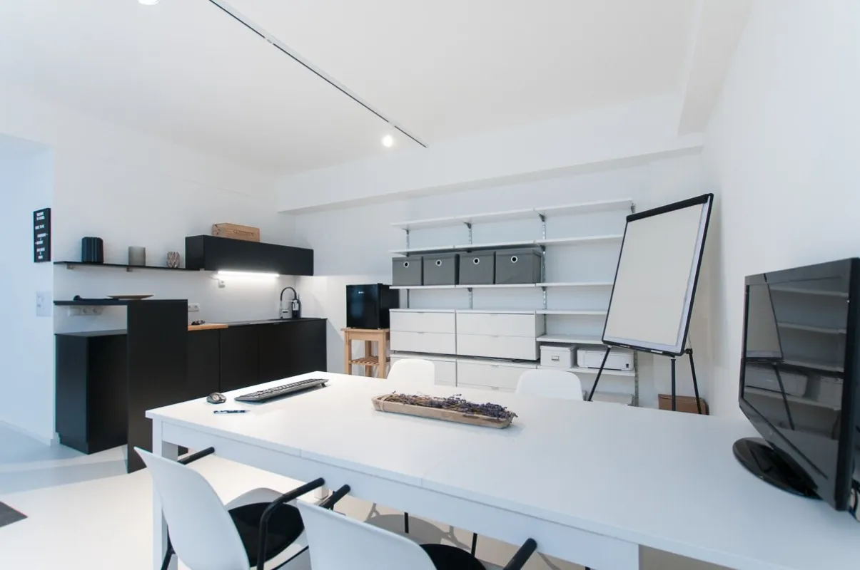 ANLAGE IN STOCKERAU - BÜRO/PRAXIS/STUDIO MIT KÜCHENZEILE UND BADEZIMMER - Bild 1