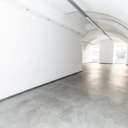 PROV. FREI ZENTRALES GESCHÄFTSLOKAL I HOHE PASSANTENFREQUENZ I KLIMATISIERT & LICHTDURCHFLUTET I BESTLAGE I MODERN SANIERT I PROJEKT WOHNEN I - Bild 2