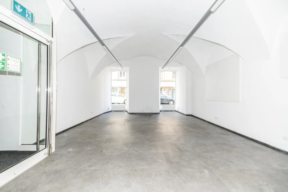 PROV. FREI ZENTRALES GESCHÄFTSLOKAL I HOHE PASSANTENFREQUENZ I KLIMATISIERT & LICHTDURCHFLUTET I BESTLAGE I MODERN SANIERT I PROJEKT WOHNEN I - Bild 1
