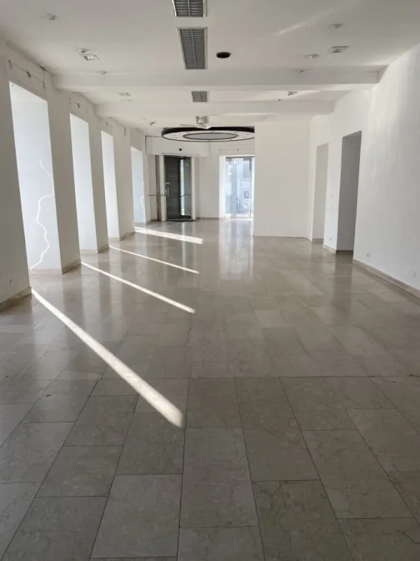 Großzügiges, modernes Geschäftslokal / Büro / Praxis mit großen Auslagenflächen Nähe Hütteldorfer Straße! - Bild 1
