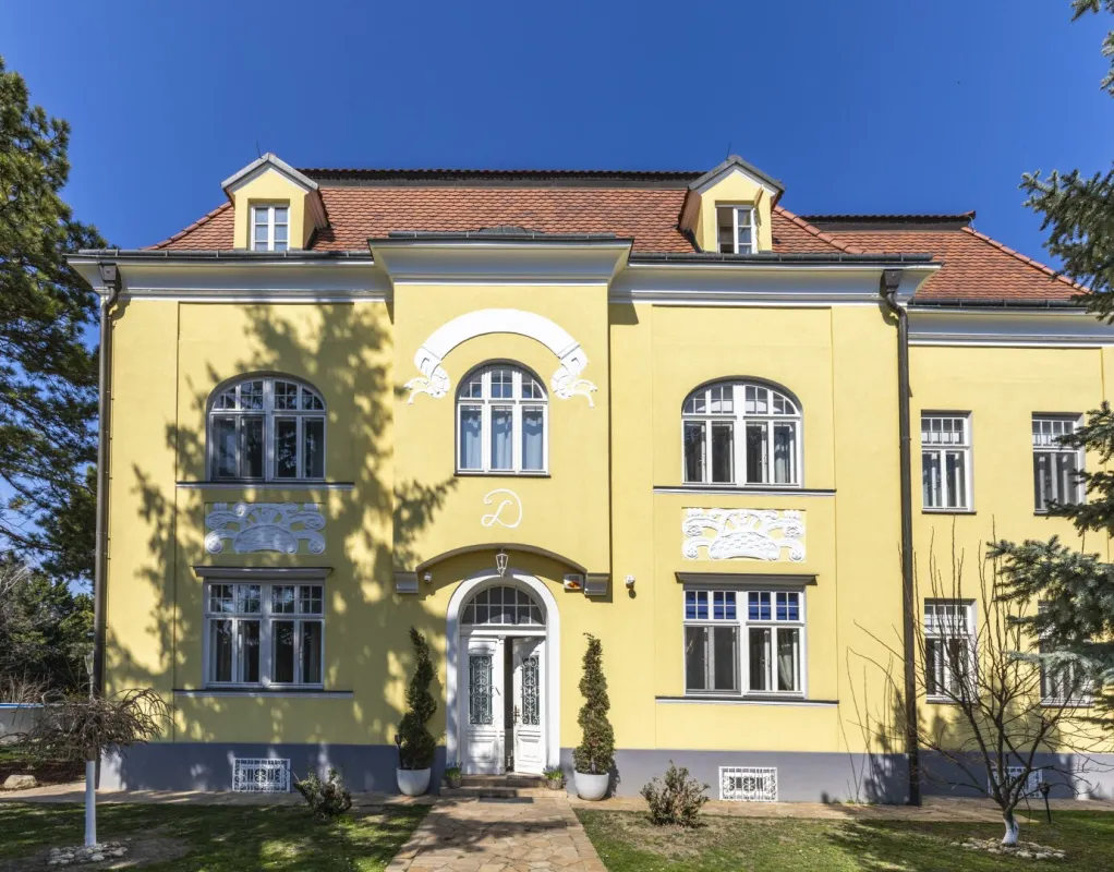 Elegantes Herrenhaus mit weitläufigem Naturgarten Nahe der Stadtgrenze Wien - Bild 1