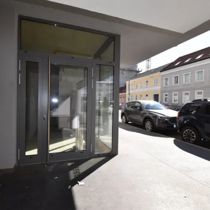 Geschäftslokal im Erdgeschoss mit straßenseitigen Schaufenstern zum sofortigen Bezug - Bestlage auf Hauptstraße unweit der U1! - Bild 3