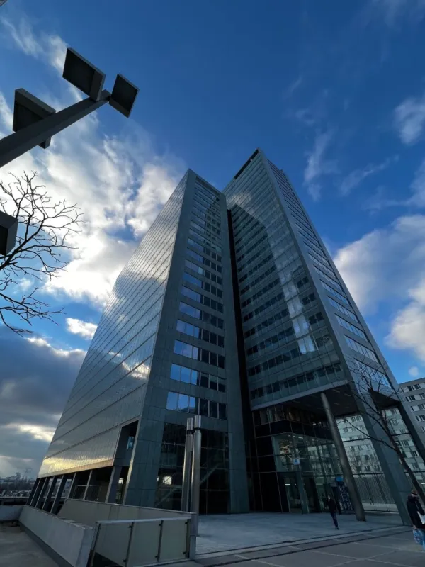 Teilbürofläche mit Weitblick im Ares Tower 16.OG - Bild 1