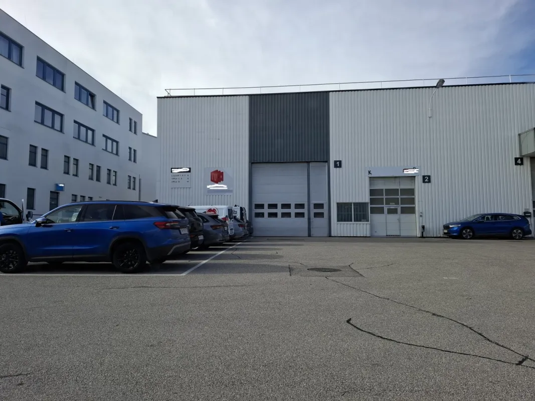 Lagerhalle ca. 300 m² + Büro im Bürohaus, ca. 100 m², Freistellplätze - Bild 1