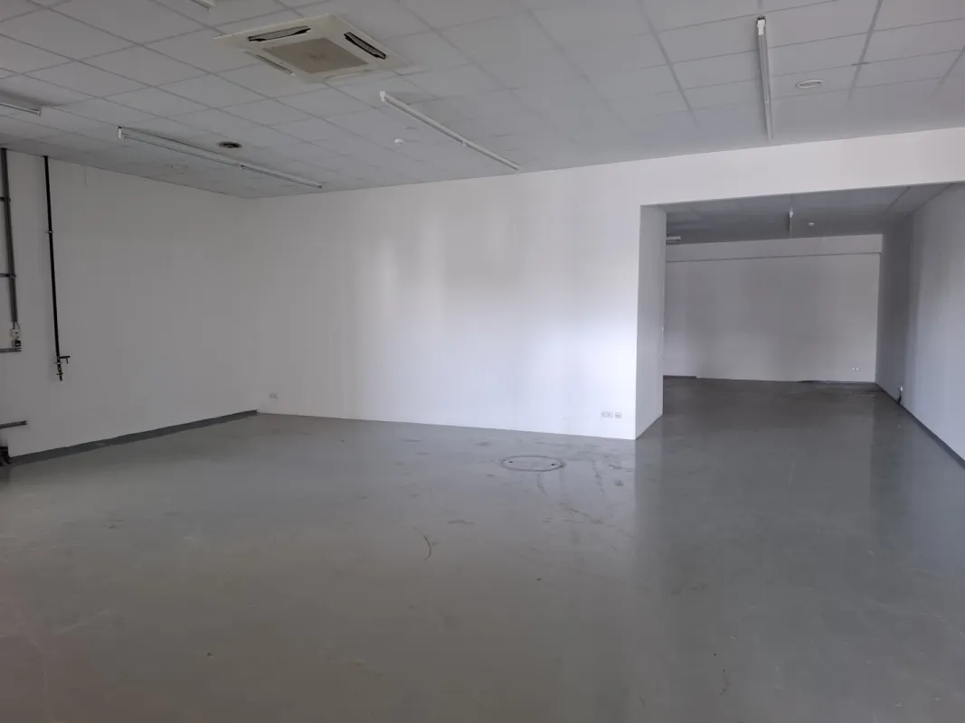 Lager im Erdgeschoss, bei Bedarf auch Büroräume verfügbar - Bild 1