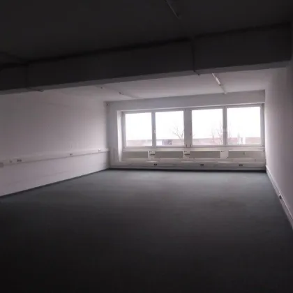 Gewerbeobjekt, Lager mit Büro im 1. OG, großer Lastenlift, Anlieferbereich - Bild 2