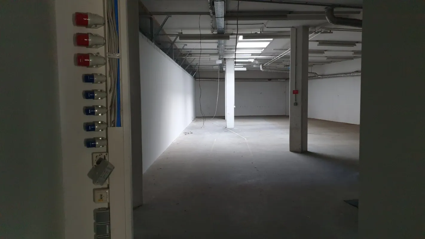 Lagerfläche im Erdgeschoss mit kleinem Büro - Bild 1