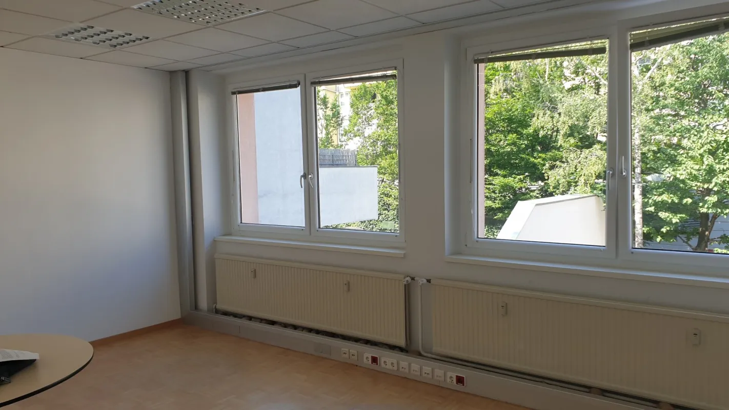 Büro mit Besprechungsraum / Lager in Bürohaus, PKW-Stellplatz - Bild 1