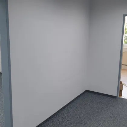 Büro mit Besprechungsraum / Lager in Bürohaus, PKW-Stellplatz - Bild 3