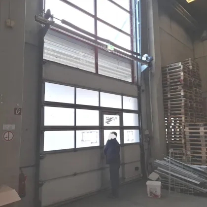 moderne Lagerhalle, 8 m hoch, 2 Rolltore mit überdachter Laderampe - Bild 3