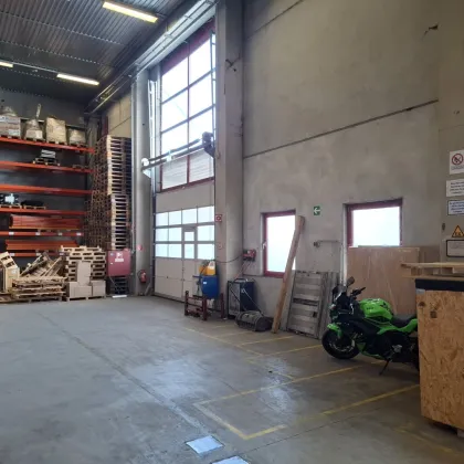 moderne Lagerhalle, 8 m hoch, 2 Rolltore mit überdachter Laderampe - Bild 2