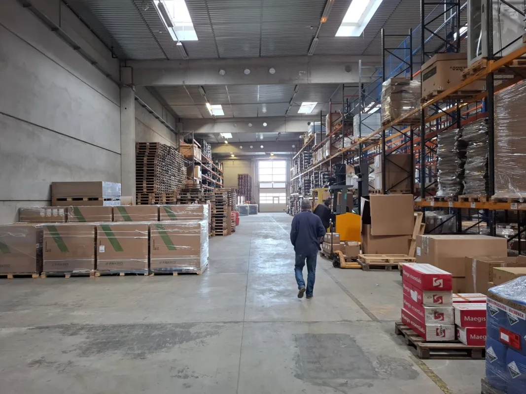moderne Lagerhalle, 8 m hoch, 2 Rolltore mit überdachter Laderampe - Bild 1
