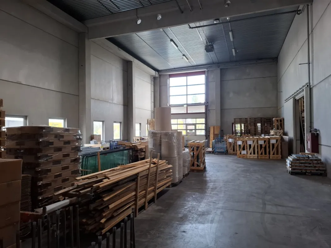 Lagerhalle mit Rampe, ca. 8m hoch - Bild 1