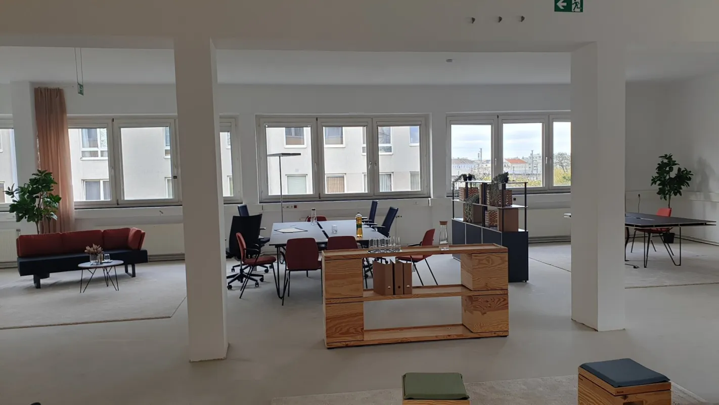 Moderne Büroflächen in ehemaligem Betriebsgebäude nahe Matzleinsdorfer Platz, Stellplätze - Bild 1