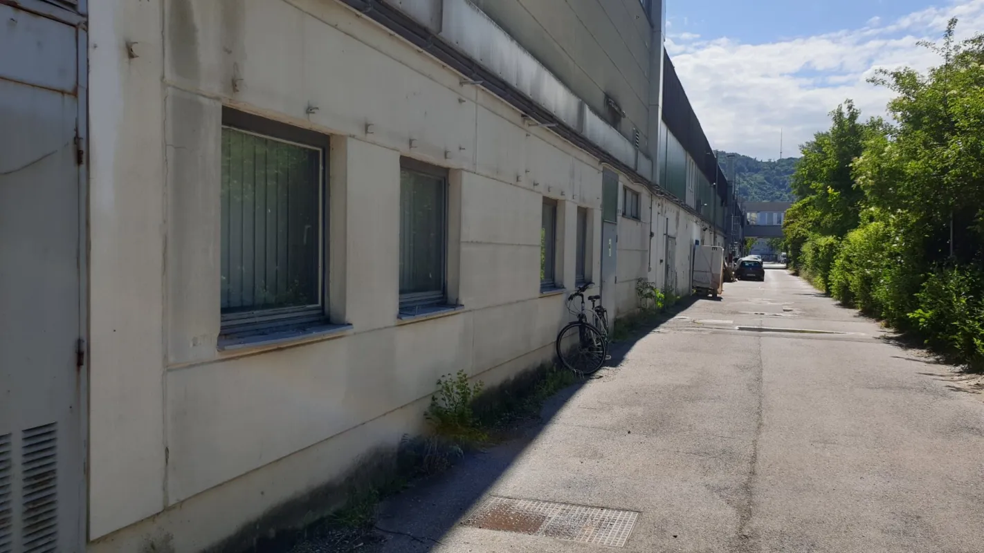3 Räume im Erdgeschoss in Gewerbeareal, nahe A22-Auffahrt, Stellplätze - Bild 1