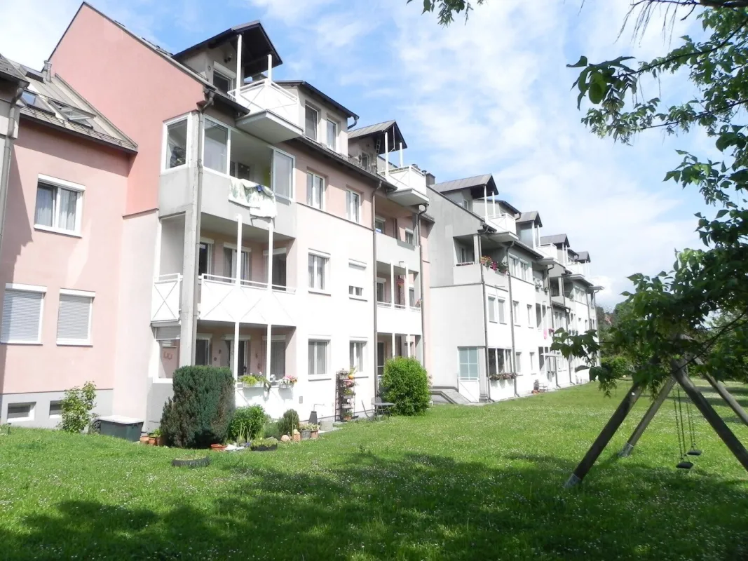 Möbliertes 2 Zimmer Apartment mit Balkon, Tiefgaragenplatz inklusive - Bild 1