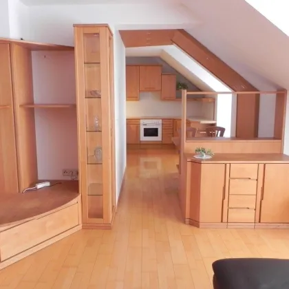 Möbliertes 2 Zimmer Apartment mit Balkon, Tiefgaragenplatz inklusive - Bild 2