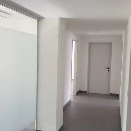 Gewerbeobjekt: Büro mit Lagerbereich im OG, großer Lastenlift, Kühlgeräte - Bild 3