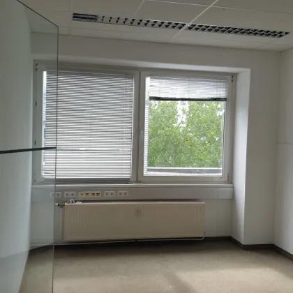 Gewerbeobjekt: Büro mit Lagerbereich im OG, großer Lastenlift, Kühlgeräte - Bild 2