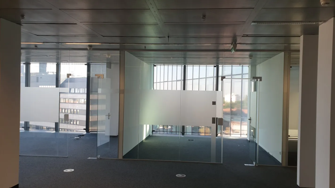 Büro in Business-Park, reichhaltige Infrastruktur in der Sockelebene - Bild 1