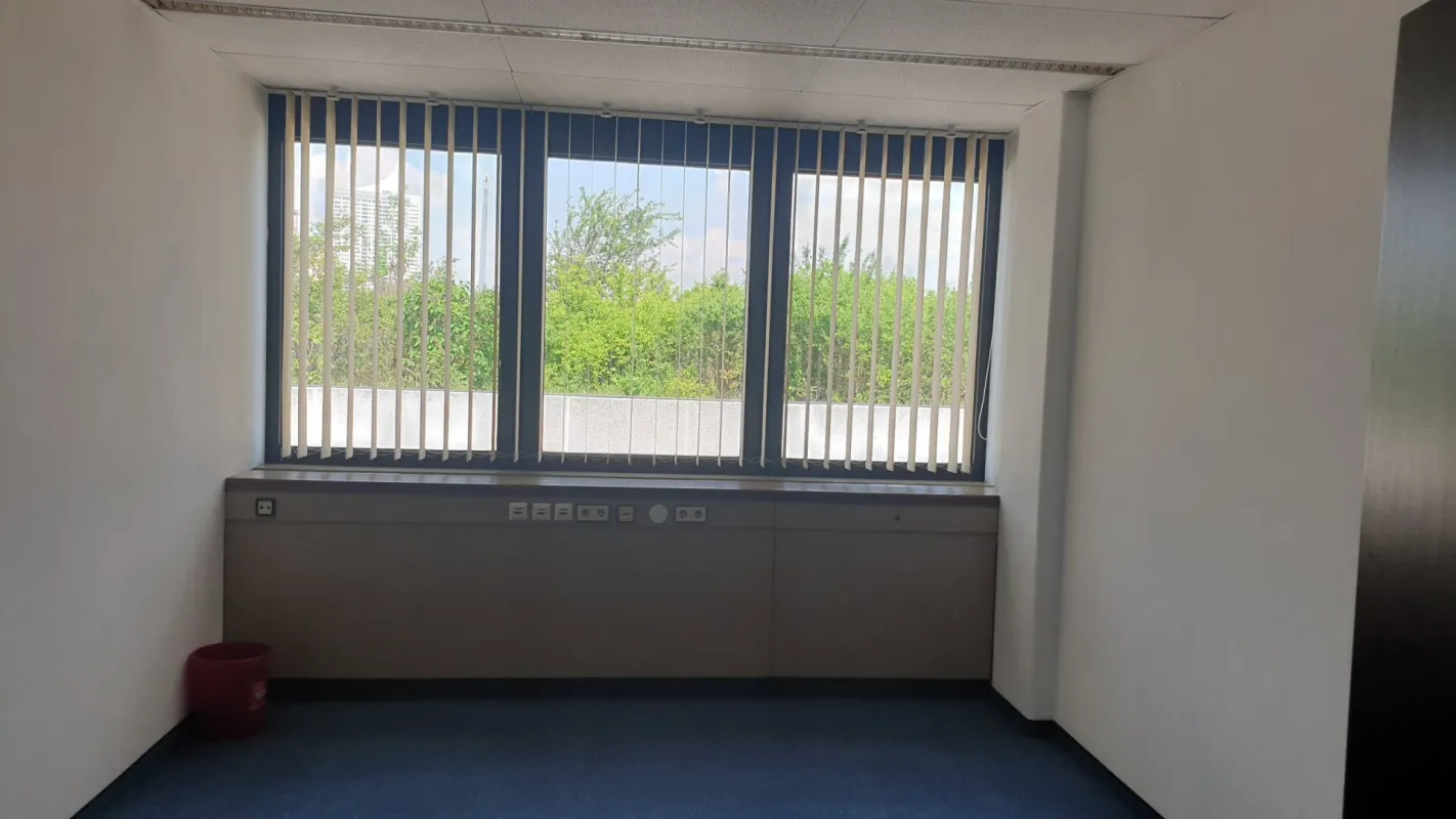 Büroraum in modernem Bürohaus - Bild 1