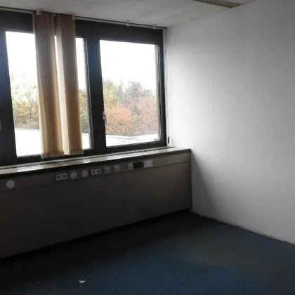 Büroraum in modernem Bürohaus - Bild 3