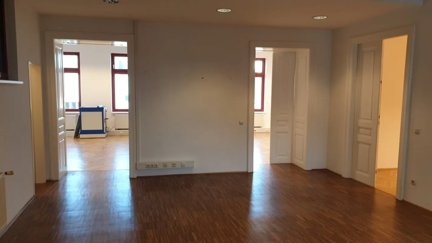 Büro an der Mariahilfer Straße mit Balkon, schöner Altbau, Tiefgarage - Bild 1