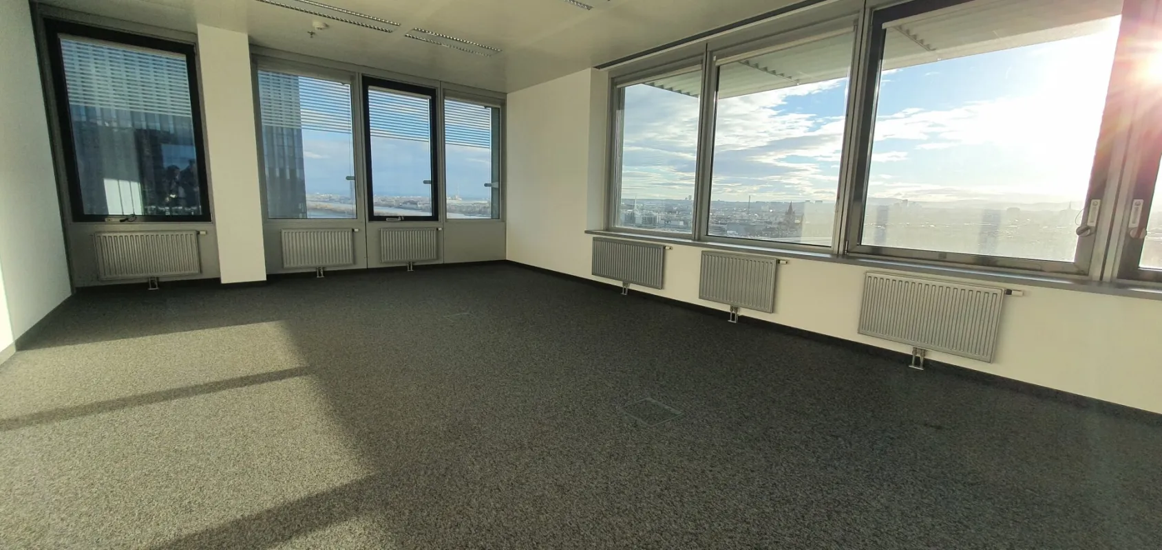 447m2 Bürofläche im 17. Stock - Ares Tower - Bild 1