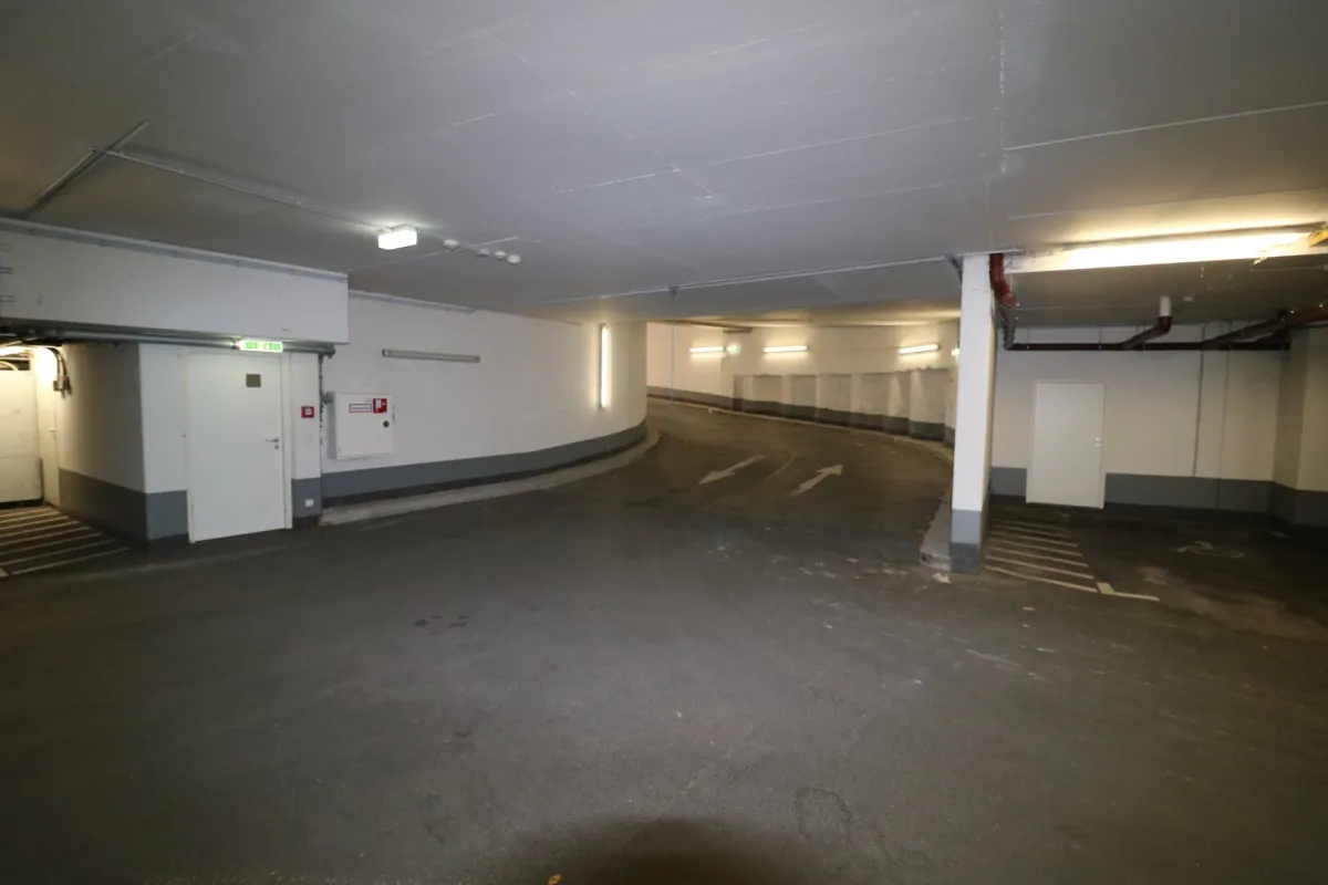 1060, geräumige Tiefgaragenplätze Nähe U6 Gumpendorfer Straße - Bild 1