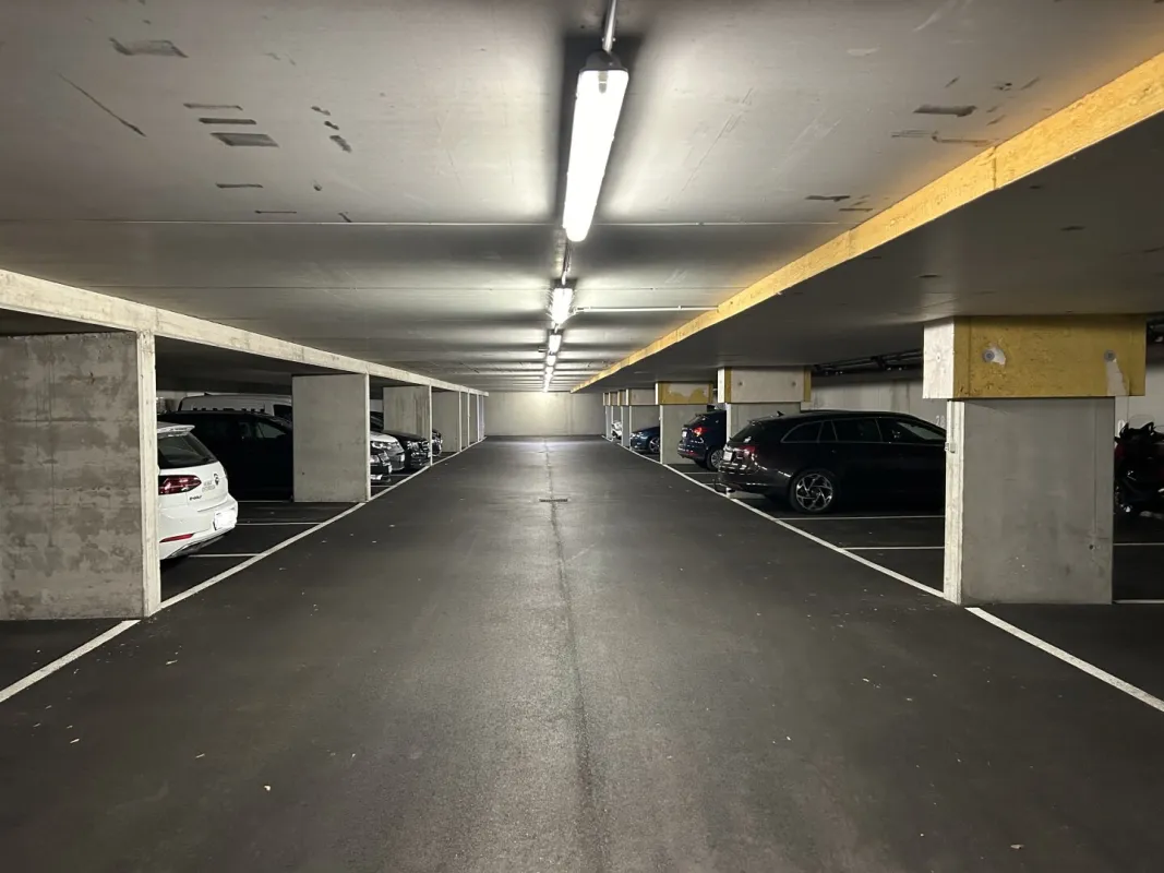 Tiefgaragenabstellplatz gesucht? Gefunden! – Sicher parken in 1220 Wien Schickgasse 6+8 - Bild 1