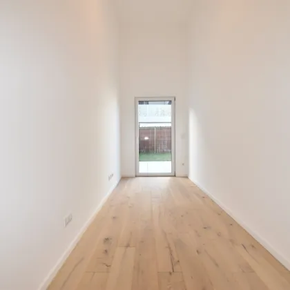 3.Zimmer-Erstbezug in Hofruhelage mit einer atemberaubenden Raumhöhe und Garten - sofort beziehbar in Nähe der U1 (Nettopreis) - Bild 3