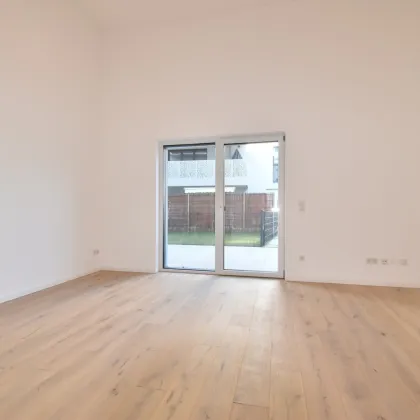 3.Zimmer-Erstbezug in Hofruhelage mit einer atemberaubenden Raumhöhe und Garten - sofort beziehbar in Nähe der U1 (Nettopreis) - Bild 2