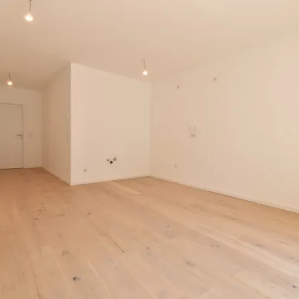 Platz zum Ausbreiten - geräumige 2.Zimmer-Wohnung mit energieeffizienter Wärmepumpe und Loggia - bei U1 - Bild 2