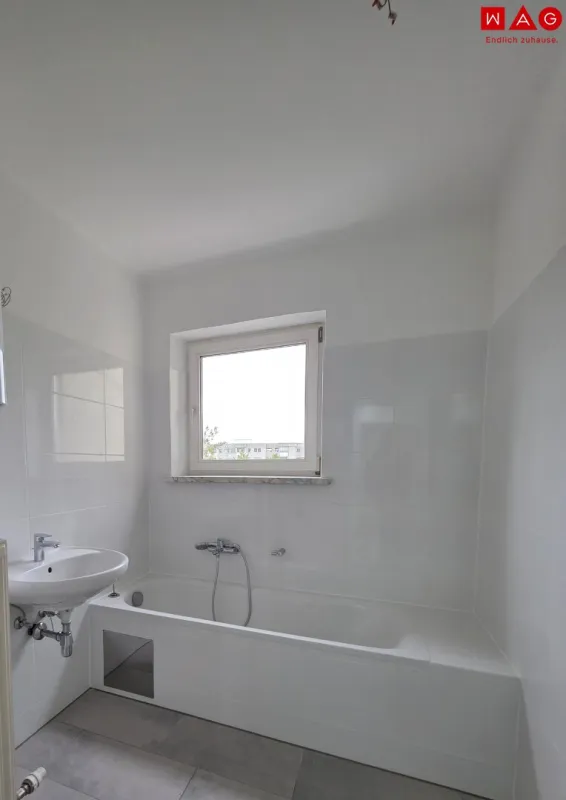 Frisch für SIE saniert! Neues Bad und WC! Großzügige 2-Raum-Wohnung mit Loggia am Bindermichl! Ab sofort! - Bild 1