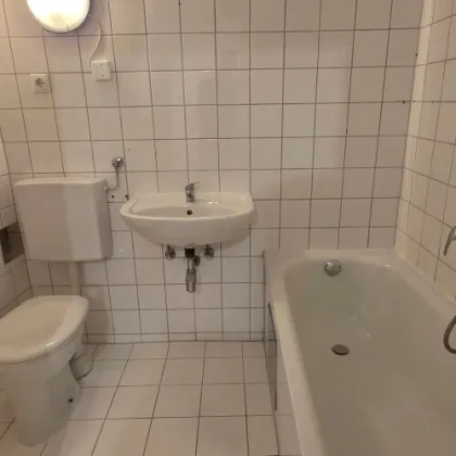 Großzügige 2-Zimmer-Wohnung zum wohlfühlen mit herrlicher Loggia ins Grüne! - Bild 3