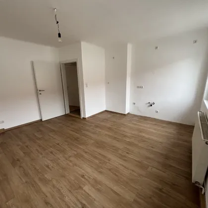 Frisch saniert & sofort bezugsbereit: charmante 3-Zimmer-Wohnung in ruhiger Lage mit hervorragender Infrastruktur – Wohlfühlen garantiert, ganz ohne Provision! Entdecken Sie das volle Potential dieser Wohnung mit KI-gestützter Visualisierung! - Bild 2