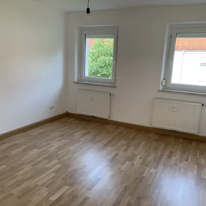 Diese Wohnung überzeugt mit stilvoller Sanierung; ebenerdige Dusche, hochwertige Böden und praktischer Grundriss - perfekt für Paare oder kleine Familien! - Bild 2
