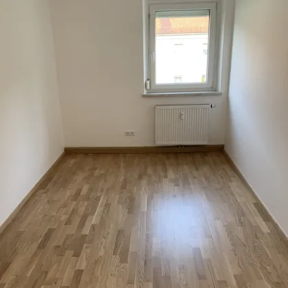Diese Wohnung überzeugt mit stilvoller Sanierung; ebenerdige Dusche, hochwertige Böden und praktischer Grundriss - perfekt für Paare oder kleine Familien! - Bild 3