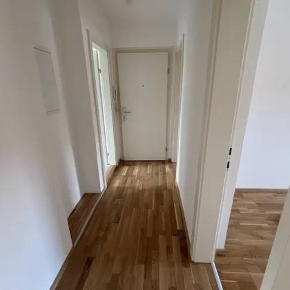 ERSTBEZUG nach umfassender Sanierung! Wunderschöne 3-Zimmer-Wohnung mit traumhaftem Badezimmer und vielseitigen Einrichtungsmöglichkeiten verspricht höchste Wohnqualität! - Bild 3