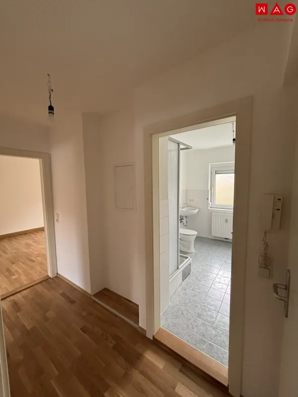 ERSTBEZUG nach umfassender Sanierung! Wunderschöne 3-Zimmer-Wohnung mit traumhaftem Badezimmer und vielseitigen Einrichtungsmöglichkeiten verspricht höchste Wohnqualität! - Bild 1