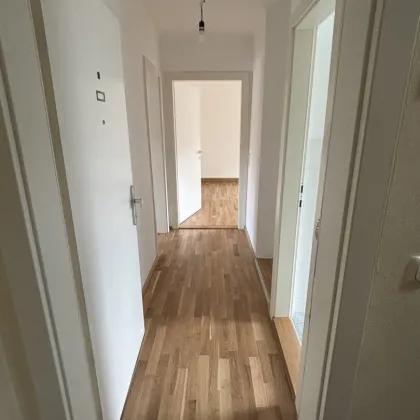 ERSTBEZUG nach umfassender Sanierung! Wunderschöne 3-Zimmer-Wohnung mit traumhaftem Badezimmer und vielseitigen Einrichtungsmöglichkeiten verspricht höchste Wohnqualität! - Bild 2