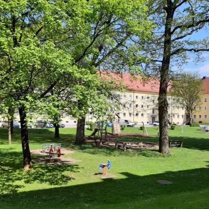 Sie suchen Ruhe und grüne Idylle gepaart mit 1A-Infrastruktur? Wir haben das Richtige für Sie! Tolle 2-Zimmer-Wohnung in traumhafter Lage! - Bild 2