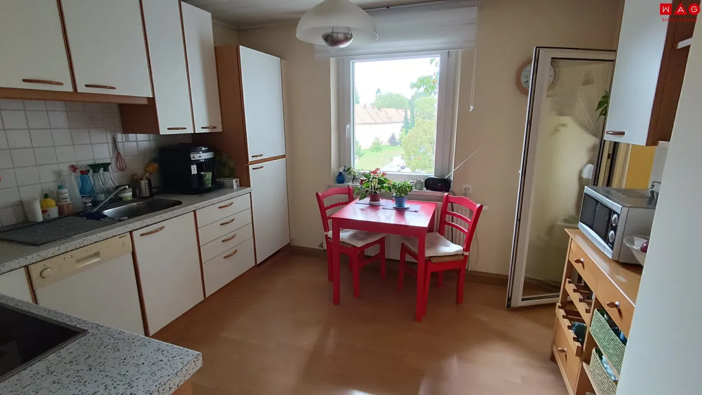Ruhige Wohnidylle mit Ausblick – lichtdurchflutete 3-Zimmer-Wohnung mit Loggia im obersten Stockwerk und idealer Lage im Herzen von Münichholz! - Bild 1