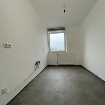 Sanierte Familienwohnung vereint höchsten Wohnkomfort mit einer entspannten Grünlage und herrlichem Ausblick! Freuen Sie sich auf ein durchdachtes, flexibles Raumkonzept – perfekt für modernes Wohnen. Jetzt dank KI-Visualisierung realitätsnah erleben! - Bild 3