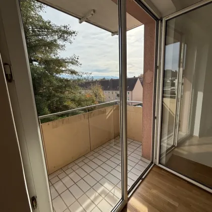 Sonnige Aussichten in ruhiger Grünlage: großzügige 2-Zimmer-Wohnung mit gemütlichem Balkon, moderner Dusche und heller Küche im 3. OG (inkl. Aufzug) – ideal für Singles oder Paare in Steyr-Münichholz! - Bild 3
