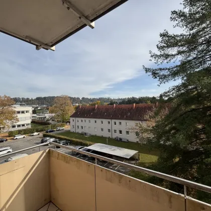 Sonnige Aussichten in ruhiger Grünlage: großzügige 2-Zimmer-Wohnung mit gemütlichem Balkon, moderner Dusche und heller Küche im 3. OG (inkl. Aufzug) – ideal für Singles oder Paare in Steyr-Münichholz! - Bild 2